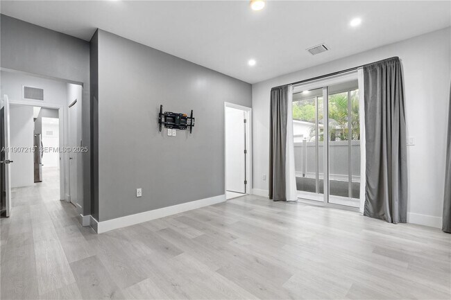 Building Photo - 5734 Buchanan St