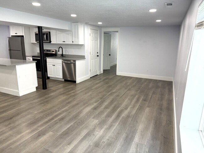 Building Photo - 3881 Ridgeview Way