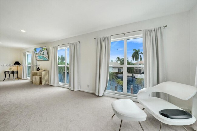 Building Photo - 2889 NE 35th St