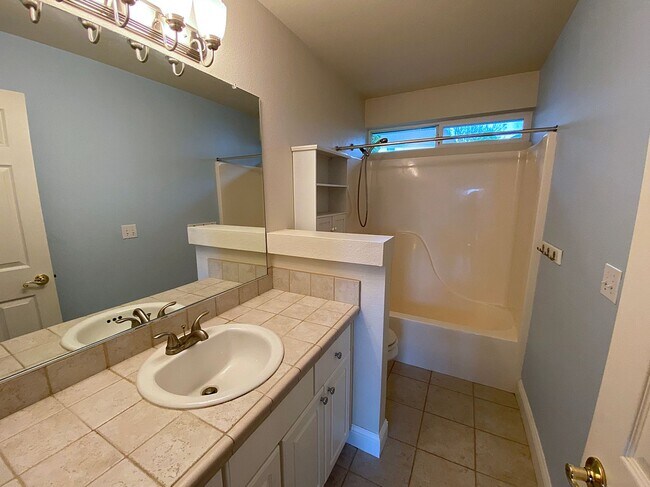 Building Photo - Great NW Home with Fenced Yard, Large Gara...