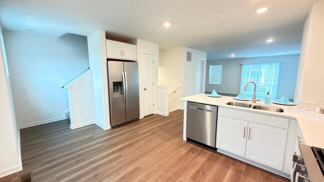 Building Photo - 435 Lakeshore Ct
