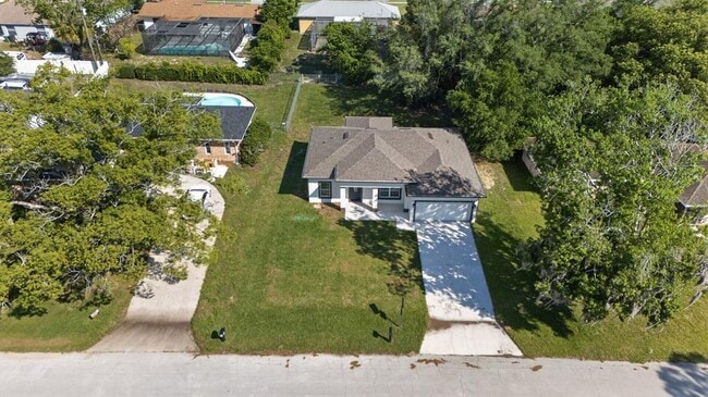 Building Photo - 922 N Fairbairn Dr