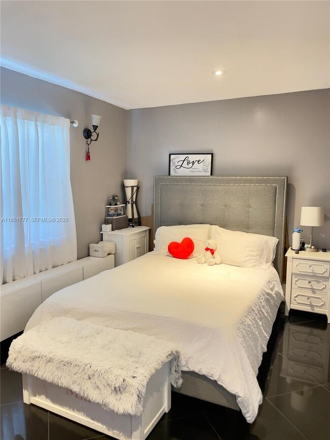 Building Photo - 3944 NE 167th St