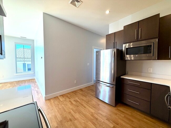 Building Photo - 13 W Central St