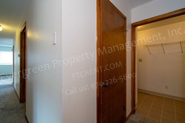Building Photo - 704 Ponderosa Dr