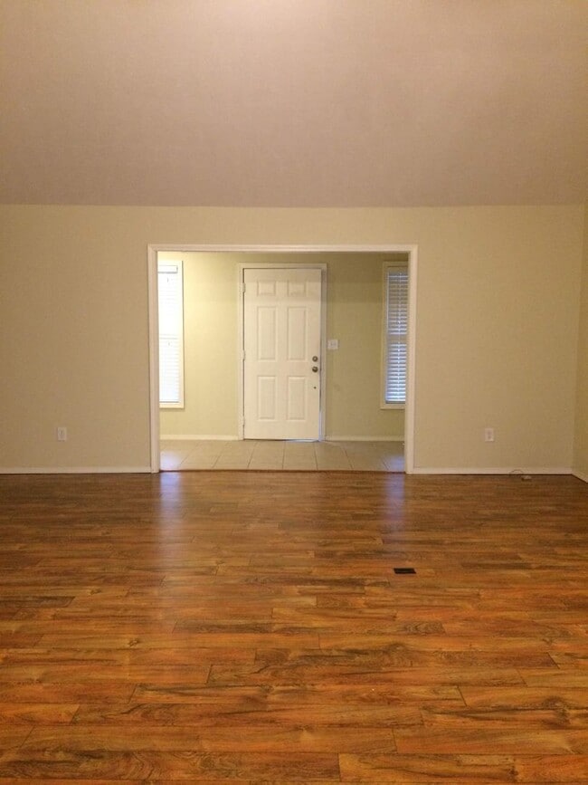 Building Photo - Executive Rental Nestled in Hickory Ridge ...