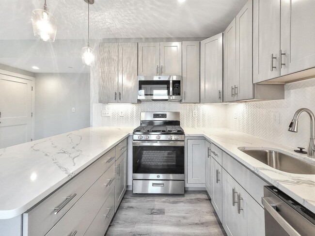 Building Photo - Spacious 3-Bed, 2-Bath Apartment | Pet Friendly | Luxury Living in Roxbury