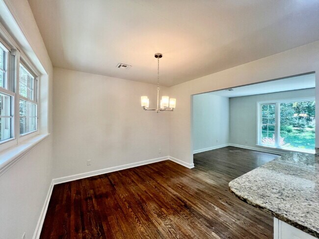 Building Photo - SPACIOUS 4 BEDROOM CLOSE TO MATTHEWS!