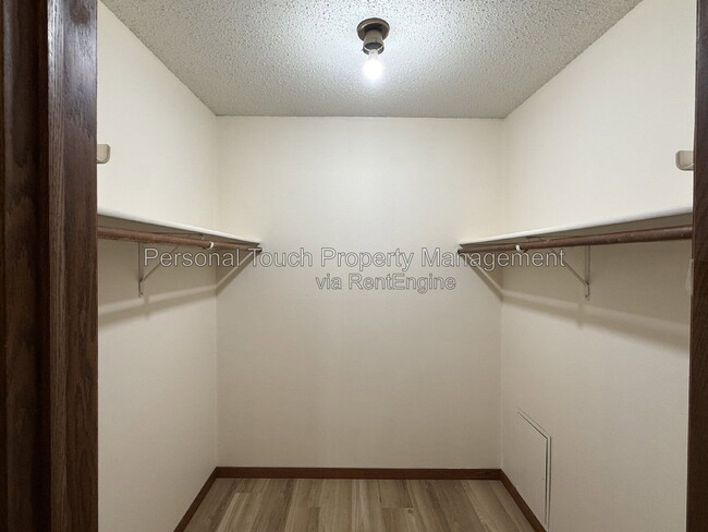 Building Photo - 3237 17th Ave S