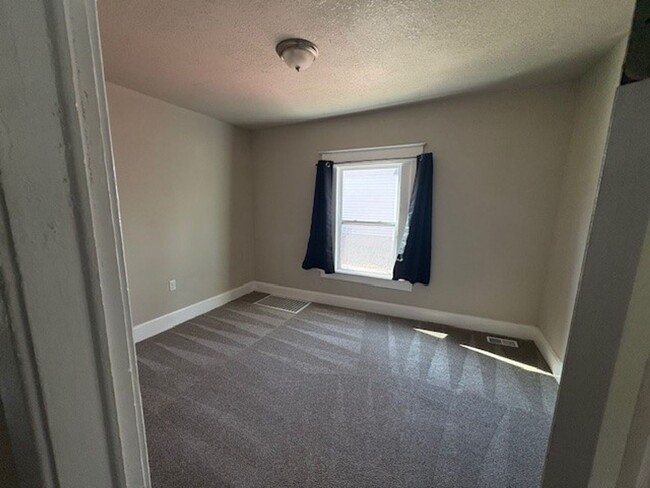 Building Photo - Stunning 4 Bed Home West of Drake