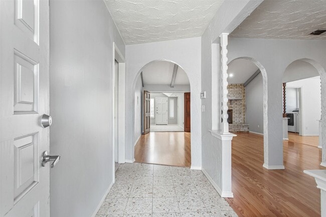 Building Photo - 2732 Parkhaven Dr