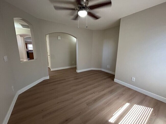 Building Photo - 434 E Chicory Pl
