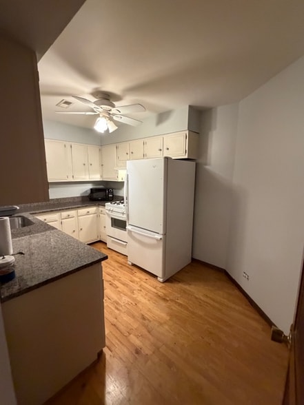 Building Photo - 617 W Surf St