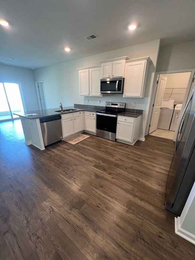 Building Photo - 3BD/ 2BA house in Forestbrook Cove