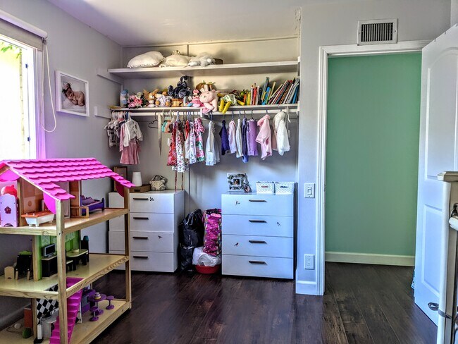 Building Photo - 6532 Gross Ave