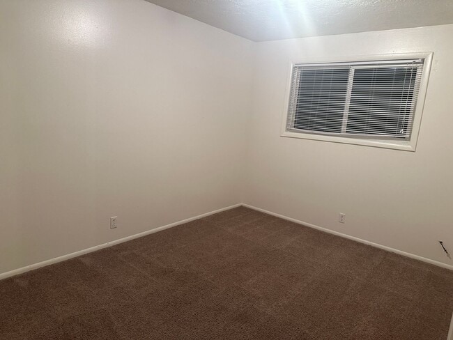 Building Photo - Spacious and recently updated, this 6-bedroom, 3-bathroom home in Ammon