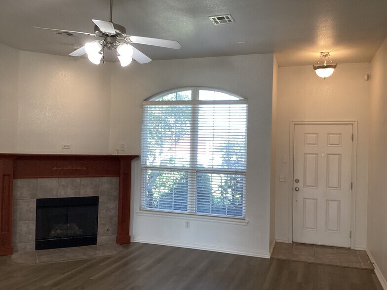 Building Photo - 4129 Queens Dr