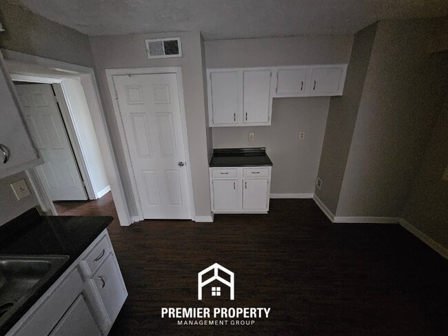 Building Photo - 6622 Amersham Dr