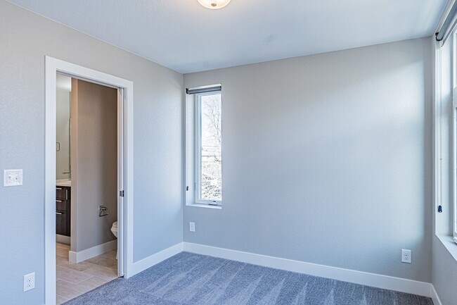 Building Photo - For Rent!  Corner Unit | Modern Townhome |...