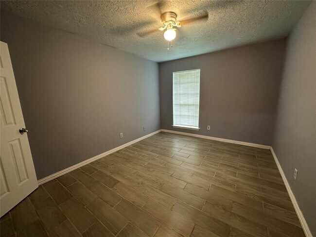 Building Photo - 16610 La Avenida Dr