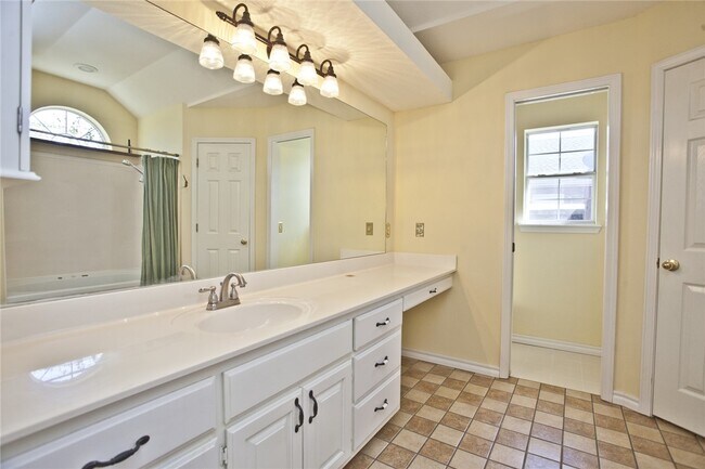 Building Photo - 304 Old Forge Dr