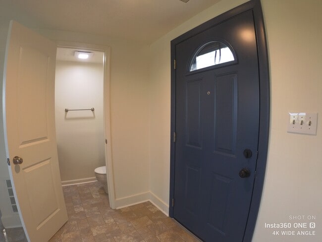 1/2 bath - 3137 Josephine St