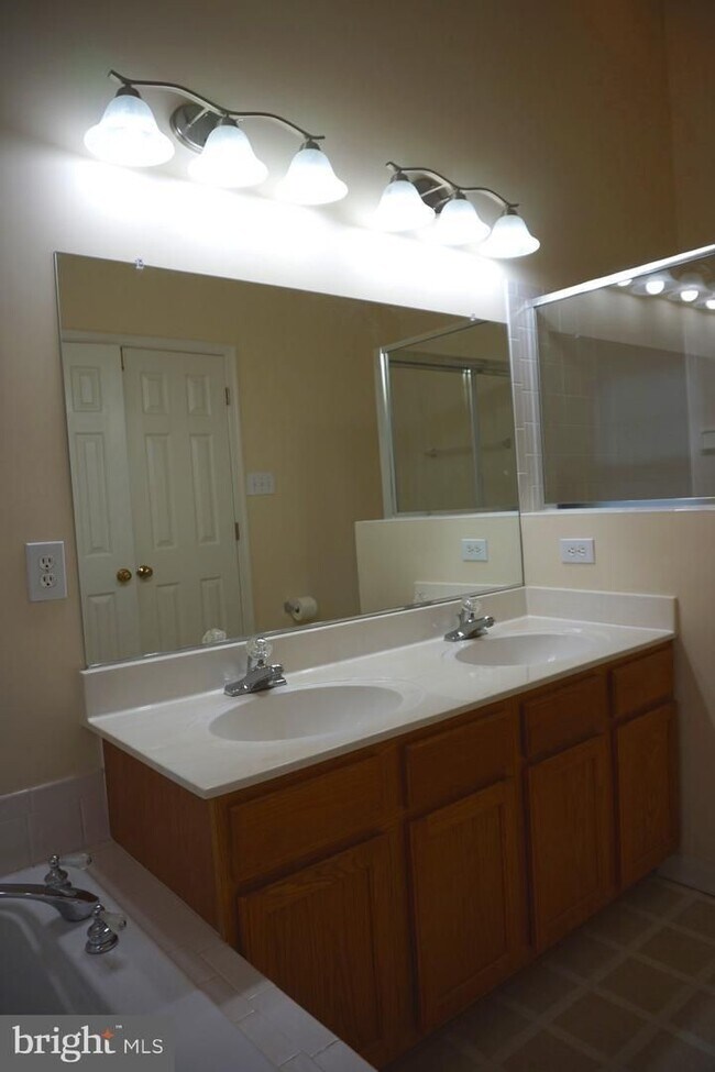 Building Photo - Beautiful Townhouse in Washingtonian Center