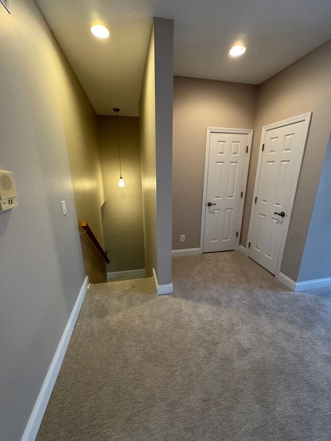 Building Photo - 2 Bed 2 full and 2 1/2 Bath- Imperial PA
