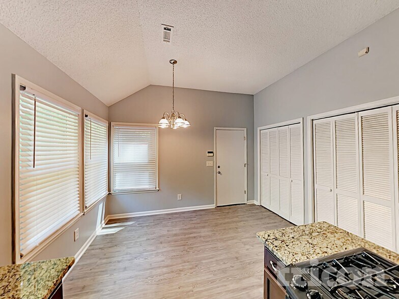 Building Photo - 105 Peach Pointe Dr