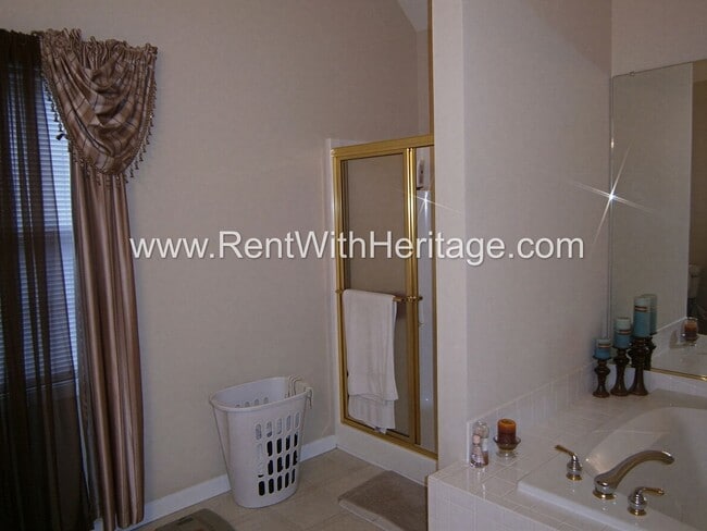 Building Photo - WOW!!!.....GORGEOUS 4Bd / 3Ba / UPGRADES GALLORE/ SWIM / TENNIS COMMUNITY