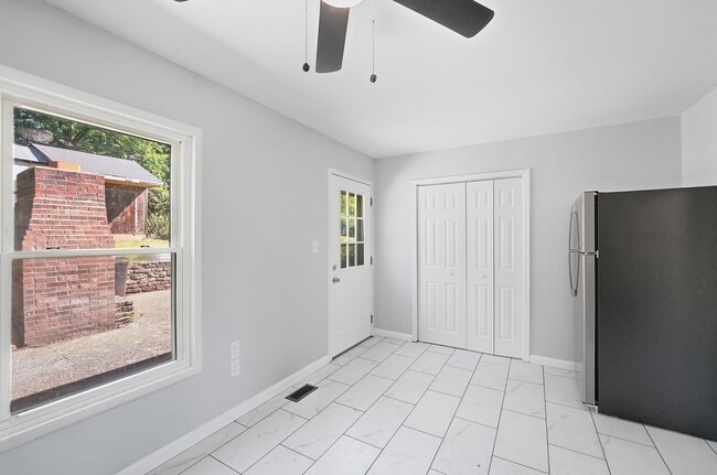 Building Photo - Newly Renovated Three Bed available to rent with move-in special!