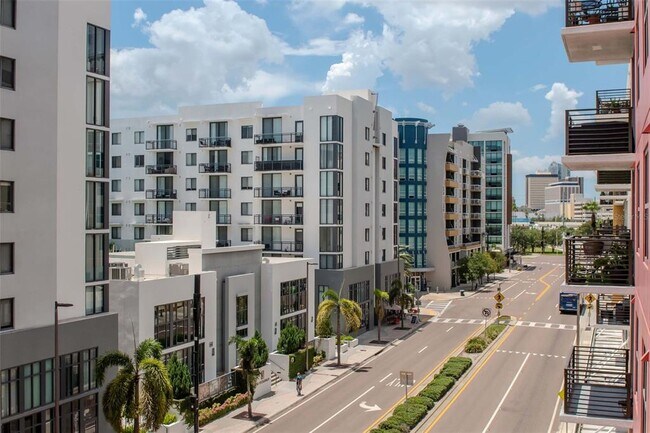 Building Photo - 1208 E Kennedy Blvd