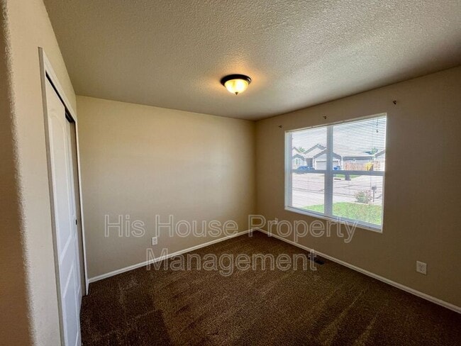 Building Photo - 1042 E 25th St