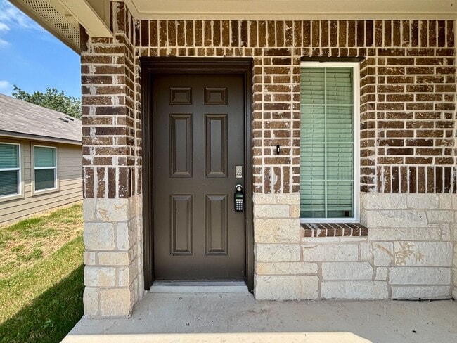 Building Photo - Welcome home to this Charming smart home f...