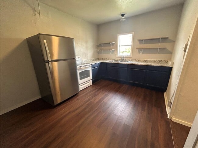 Building Photo - 400 Symes St