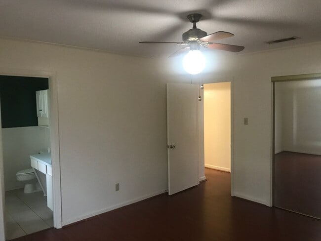 Building Photo - Close to Barksdale Air Force Base... Large yard that backs up to Park!!!