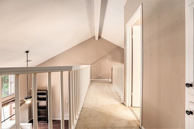 Building Photo - 602 Crestwood Dr