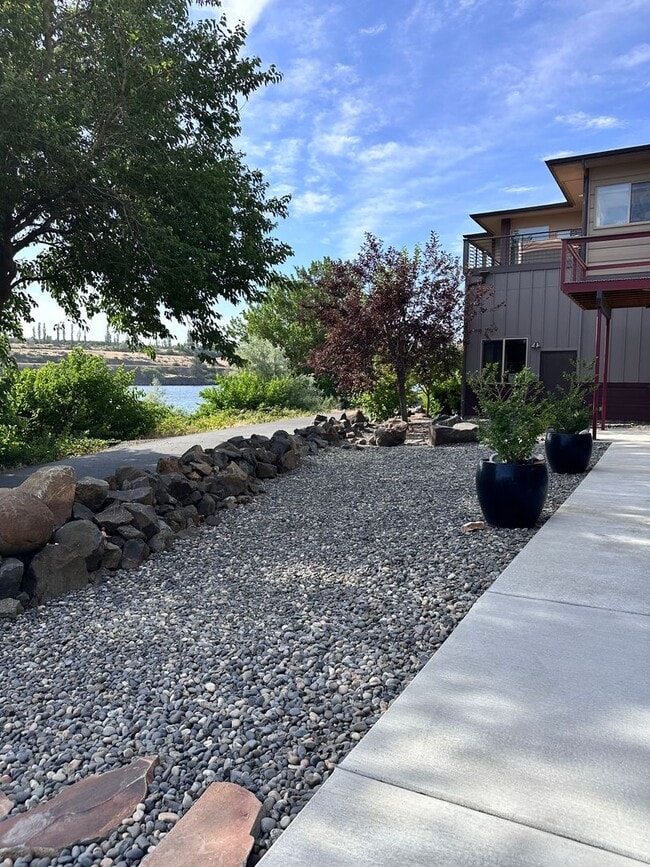 Building Photo - ***MOVE-IN SPECIAL***  Fully Furnished 2 B...