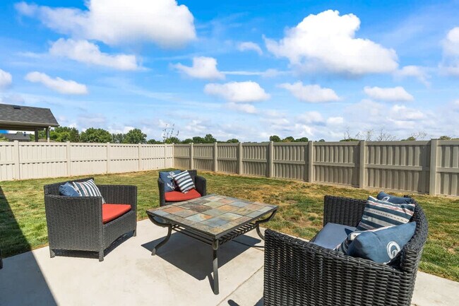 Building Photo - 216 Cliff Swallow Ave