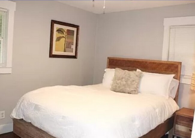Building Photo - 3 bed 2 bath in Dekalb!