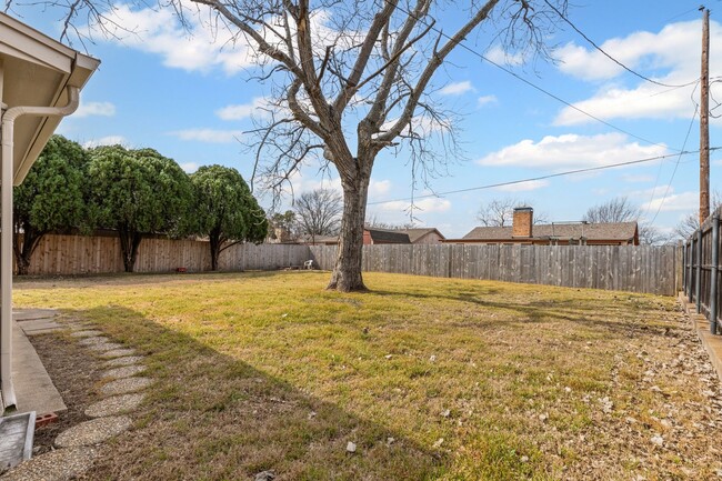 Building Photo - Convenient in Cleburne