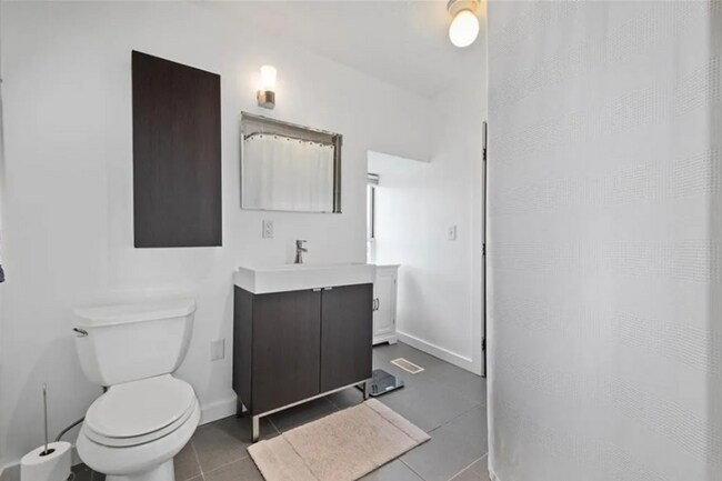 Building Photo - *Beautifully Updated & Spacious 3BD/2.5BA ...