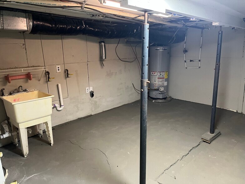 Washer/dryer room w/ connections (common) - 3617 Sharon Ave