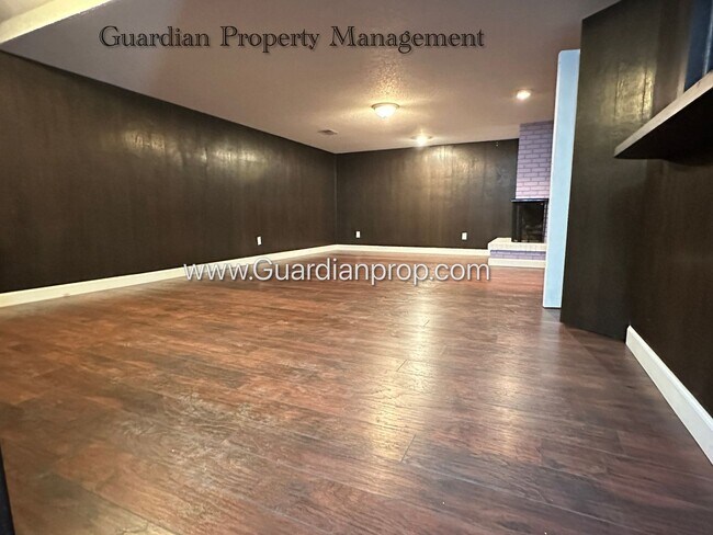 Building Photo - Burnsville Single Family Home, 2 Car Garage, Large Sun Room, Fireplace, Deck
