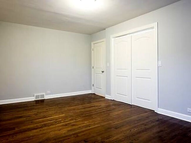 Building Photo - 2910 W Touhy Ave