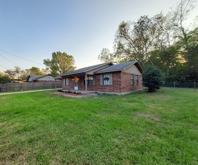 Building Photo - 605 S Fair St