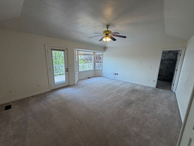 Building Photo - Spacious 4 Bed, 5 Bath Home with 3-Car Garage in Layton!