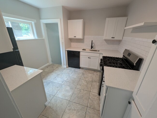 Building Photo - Beautifully renovated 2 bedroom house with...