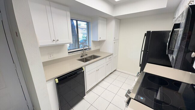 Building Photo - Newly renovated 2 bedroom Townhouse for Re...