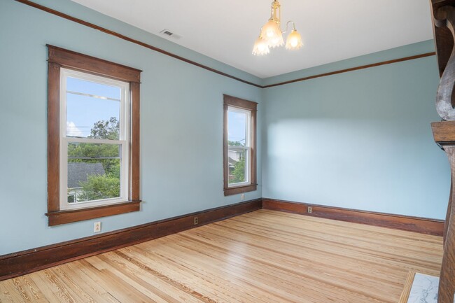 Building Photo - 4 to 5 bed / 2 Bath Just remodeled